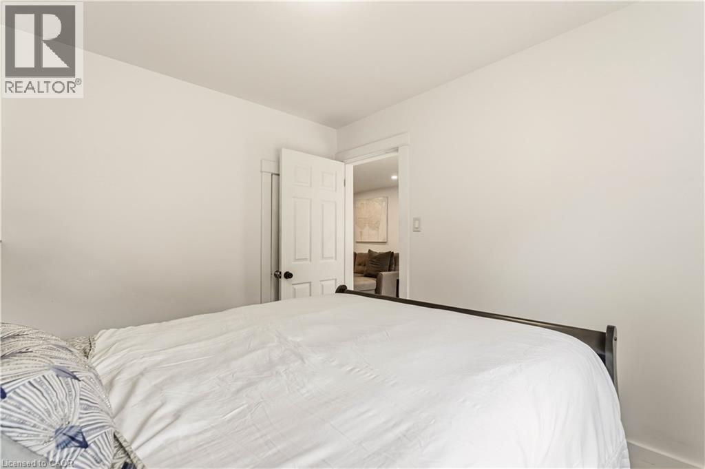 27 Edinburgh Avenue, Hamilton, ON - Indoor Photo Showing Bedroom