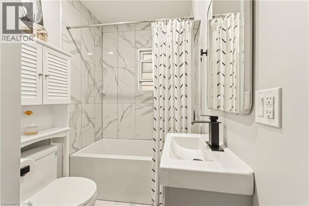 27 Edinburgh Avenue, Hamilton, ON - Indoor Photo Showing Bathroom