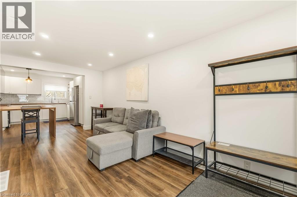 27 Edinburgh Avenue, Hamilton, ON - Indoor Photo Showing Living Room