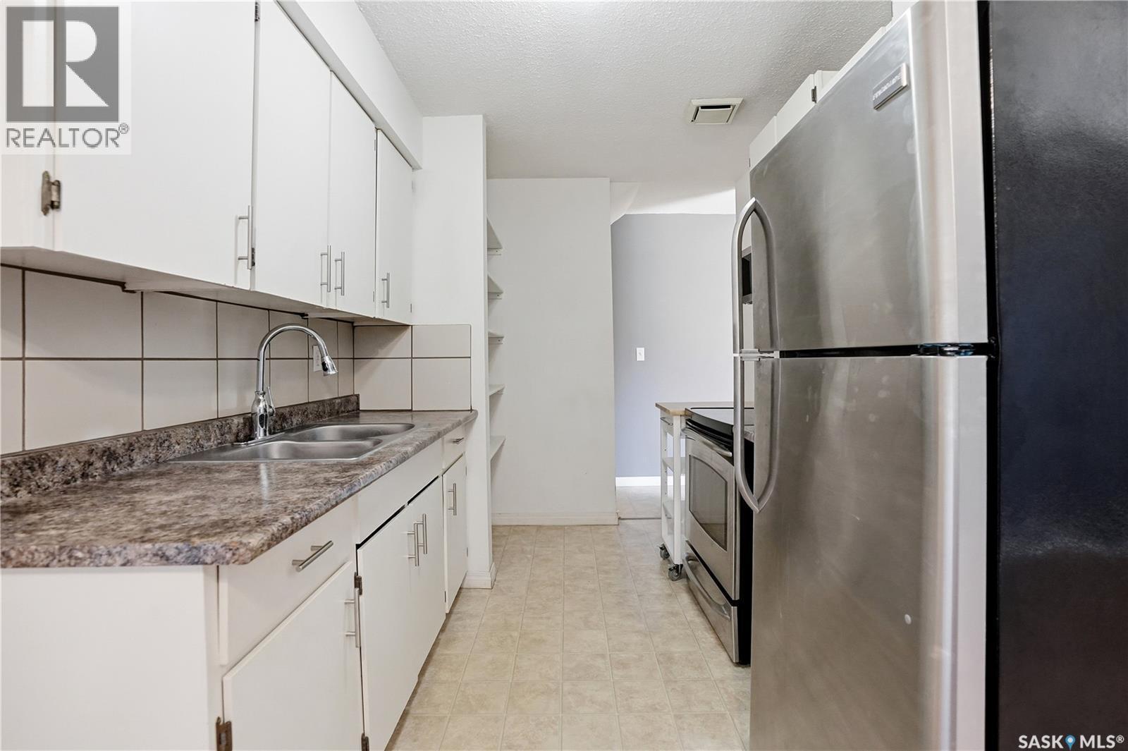 4174 Castle Road, Regina, SK - Indoor Photo Showing Kitchen With Double Sink