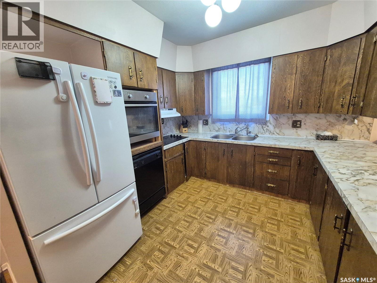 10 Yandeau Crescent, Radville, SK - Indoor Photo Showing Kitchen With Double Sink