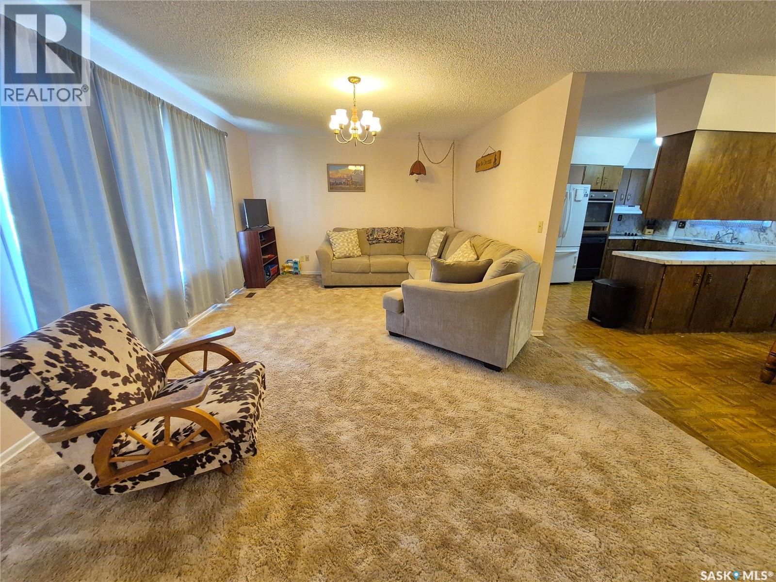 10 Yandeau Crescent, Radville, SK - Indoor Photo Showing Living Room