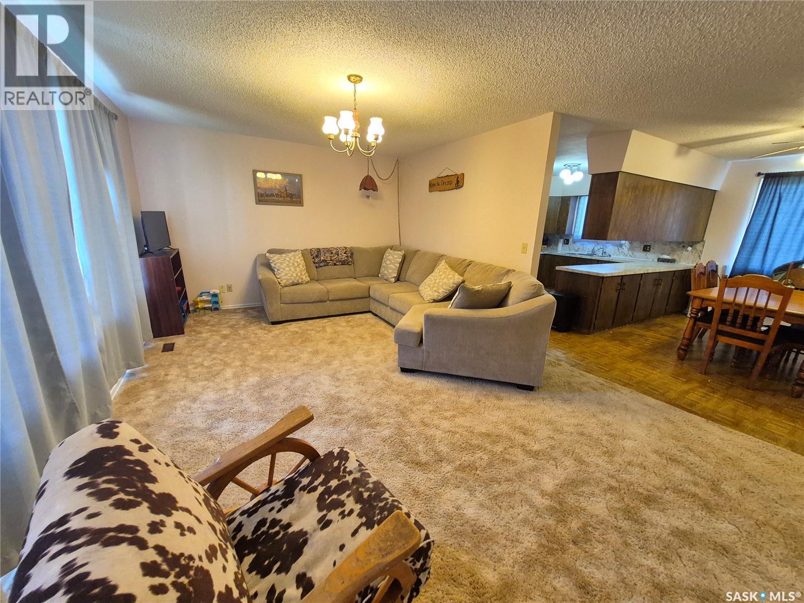 10 Yandeau Crescent, Radville, SK - Indoor Photo Showing Living Room