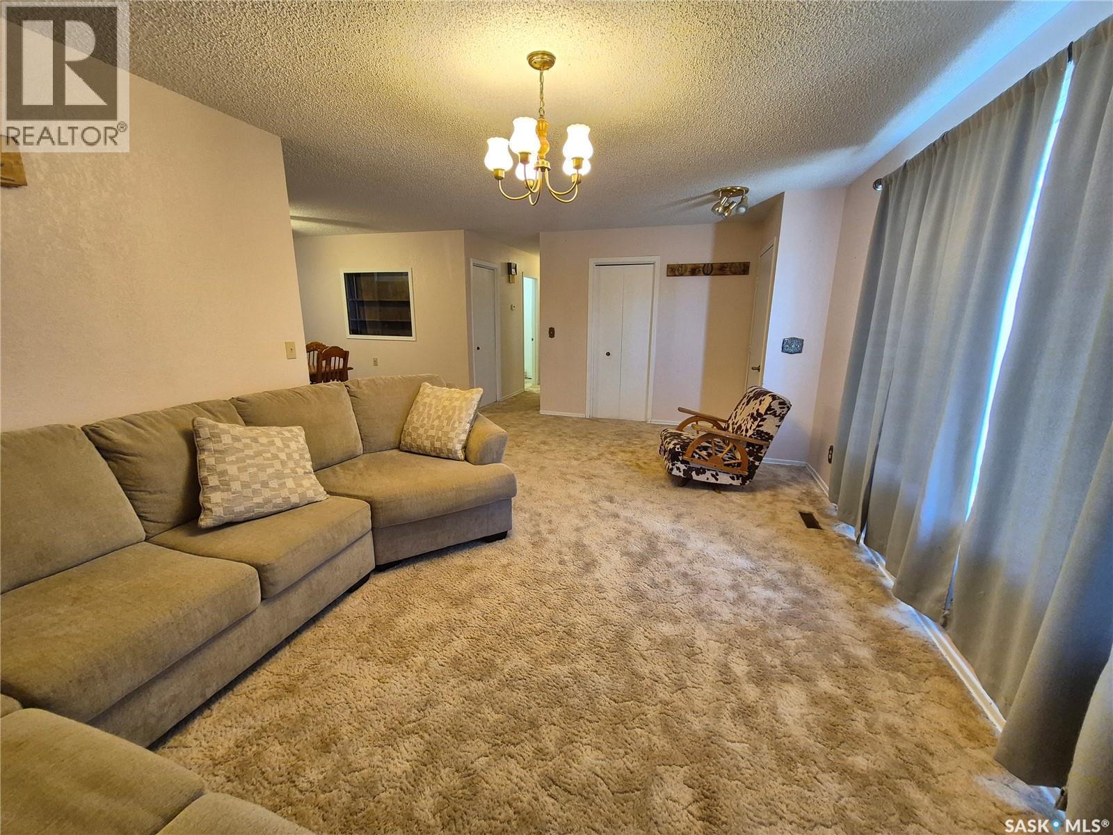 10 Yandeau Crescent, Radville, SK - Indoor Photo Showing Living Room
