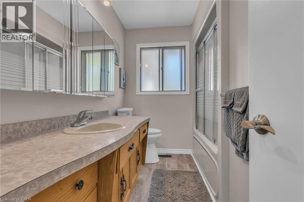240 Elliott Street, Cambridge, ON - Indoor Photo Showing Bathroom