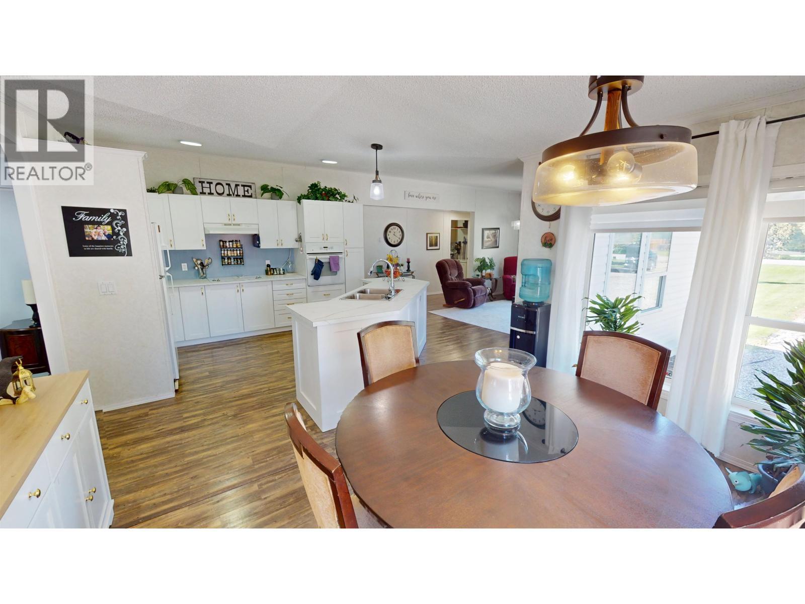 1302 Mountain Ash Road, Quesnel, BC - Indoor Photo Showing Dining Room