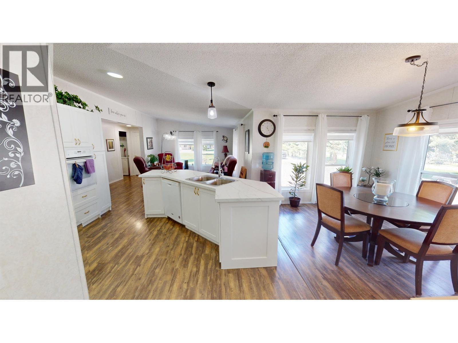 1302 Mountain Ash Road, Quesnel, BC - Indoor Photo Showing Dining Room