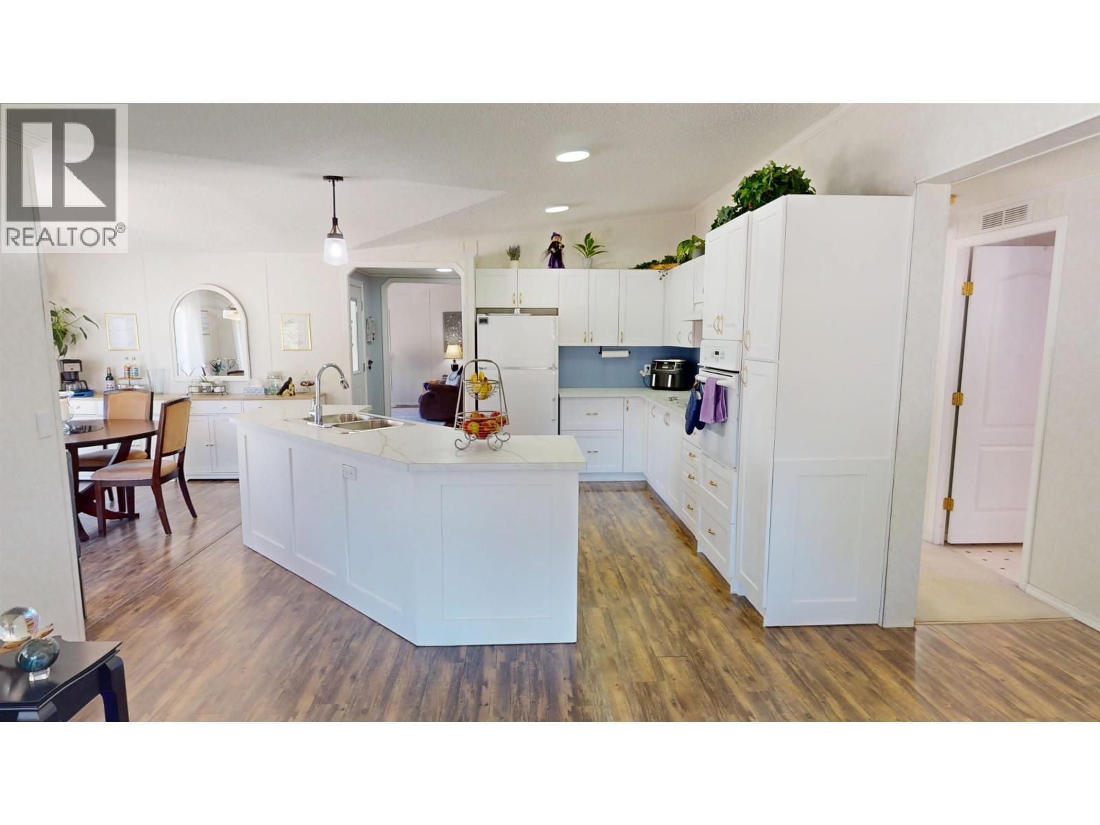 1302 Mountain Ash Road, Quesnel, BC - Indoor Photo Showing Kitchen