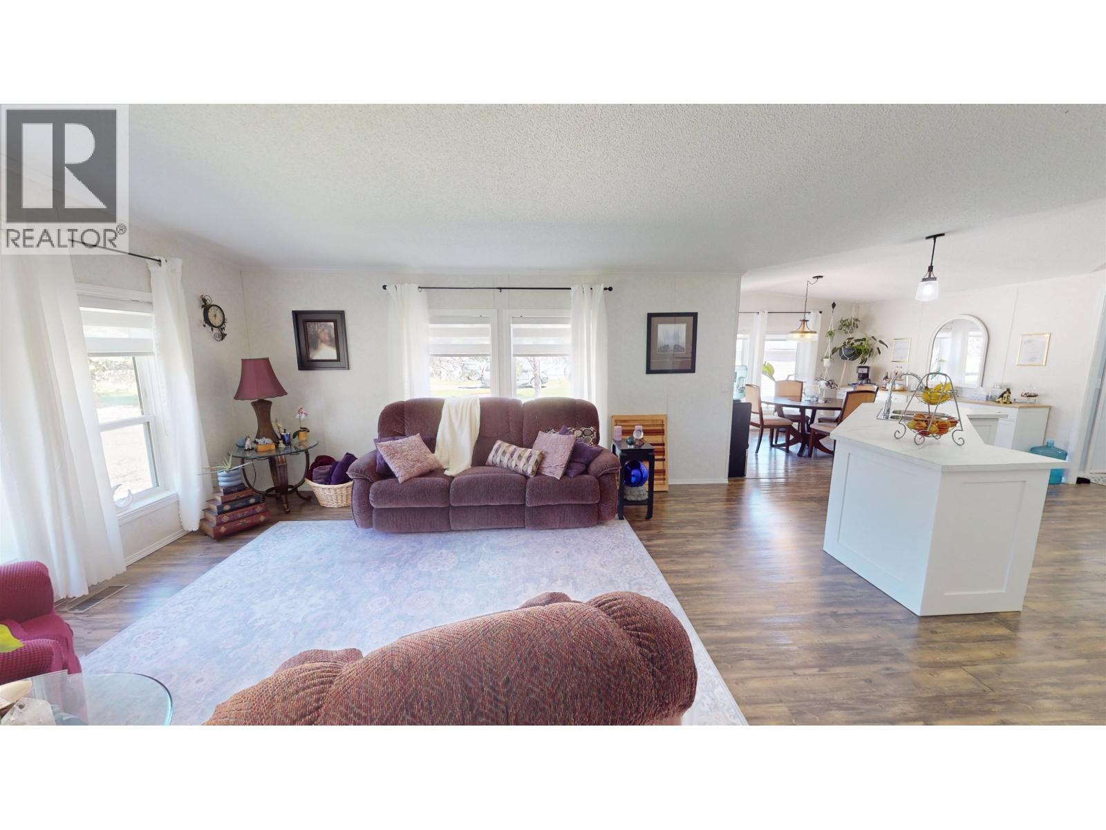 1302 Mountain Ash Road, Quesnel, BC - Indoor Photo Showing Living Room
