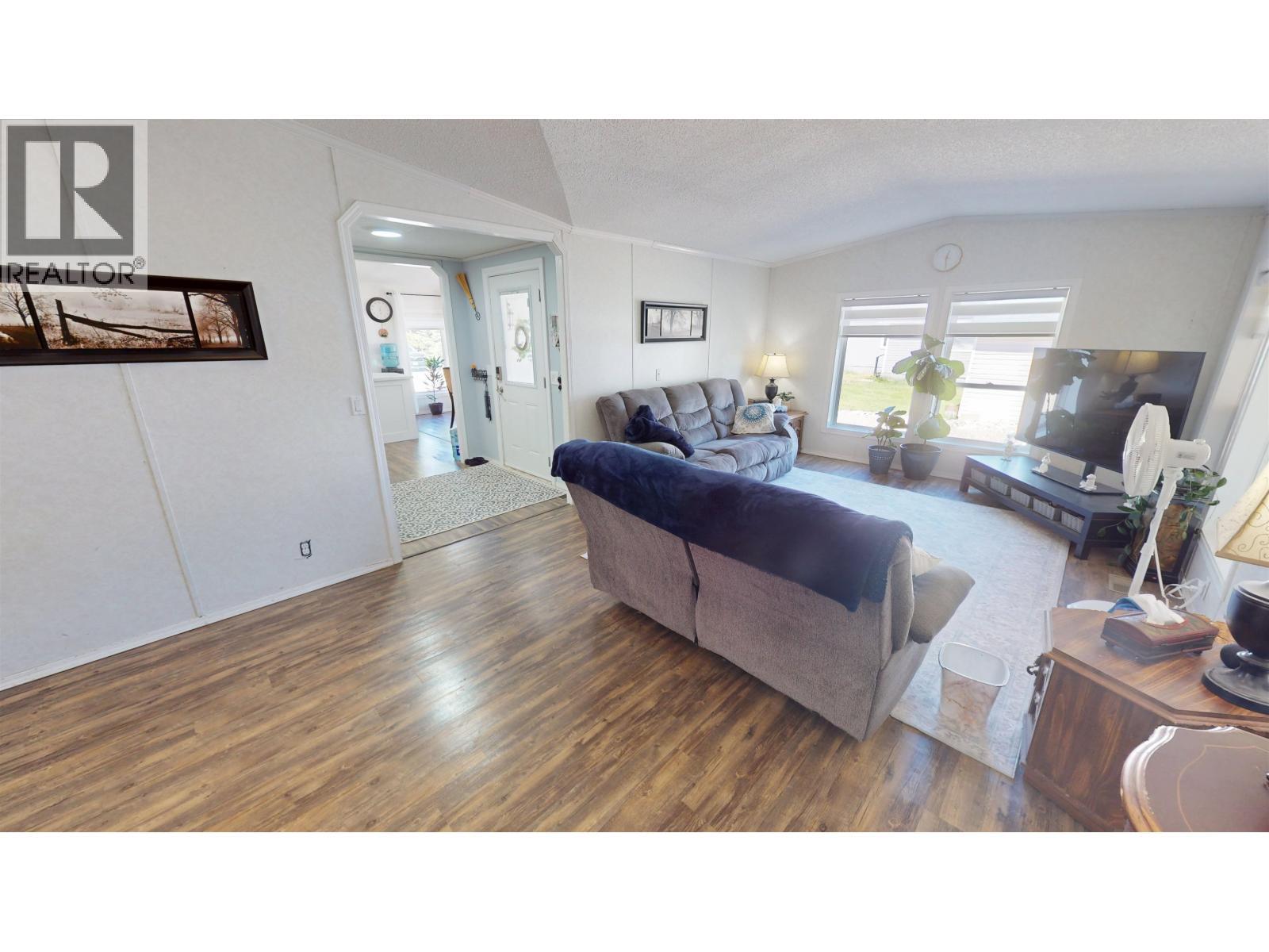 1302 Mountain Ash Road, Quesnel, BC - Indoor Photo Showing Living Room