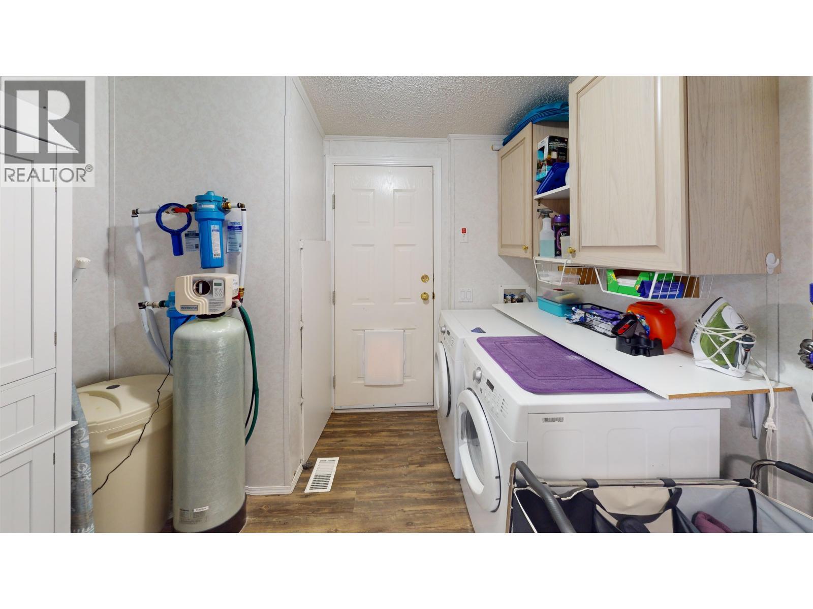 1302 Mountain Ash Road, Quesnel, BC - Indoor Photo Showing Laundry Room