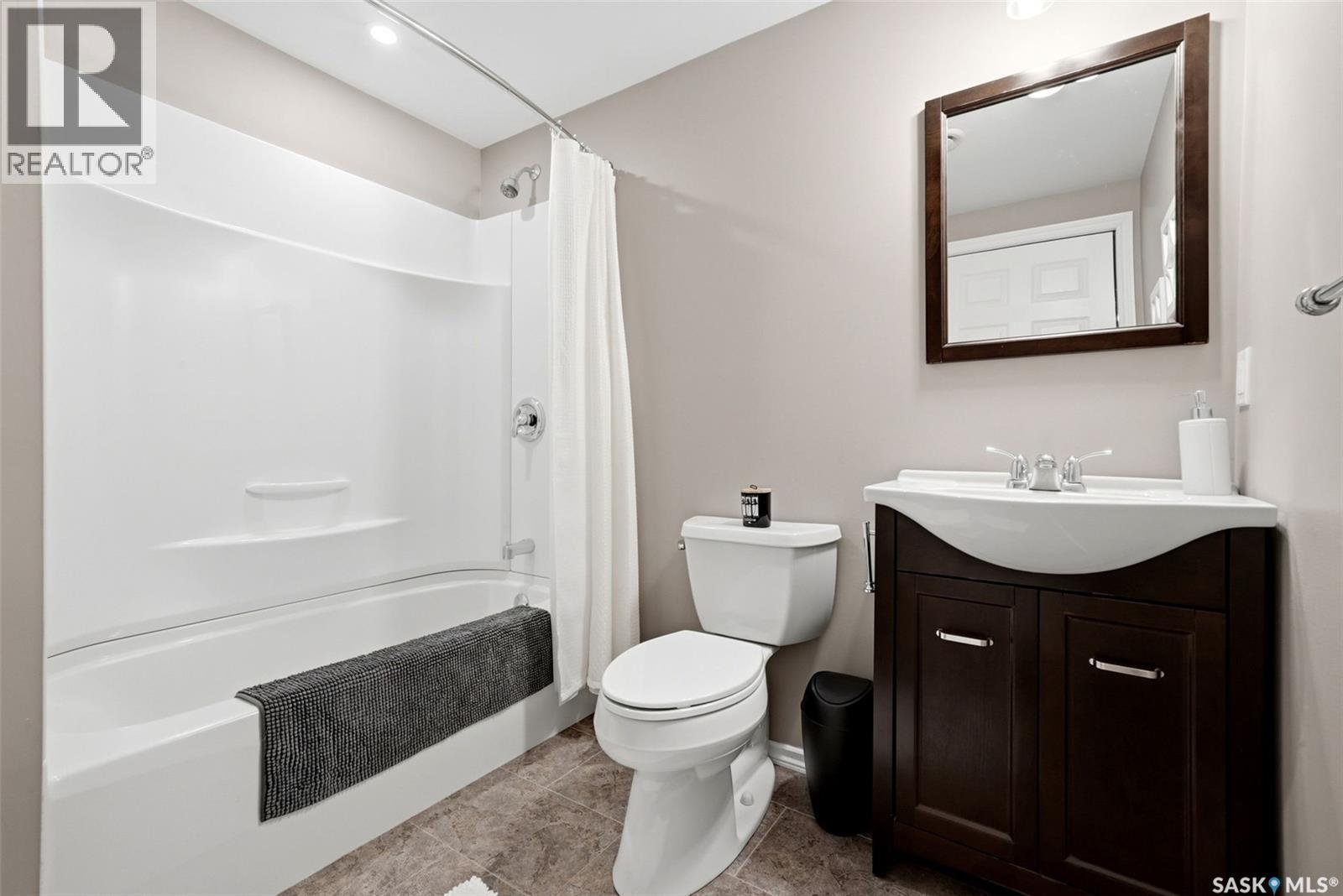 141 Oxbow Crescent, Regina, SK - Indoor Photo Showing Bathroom