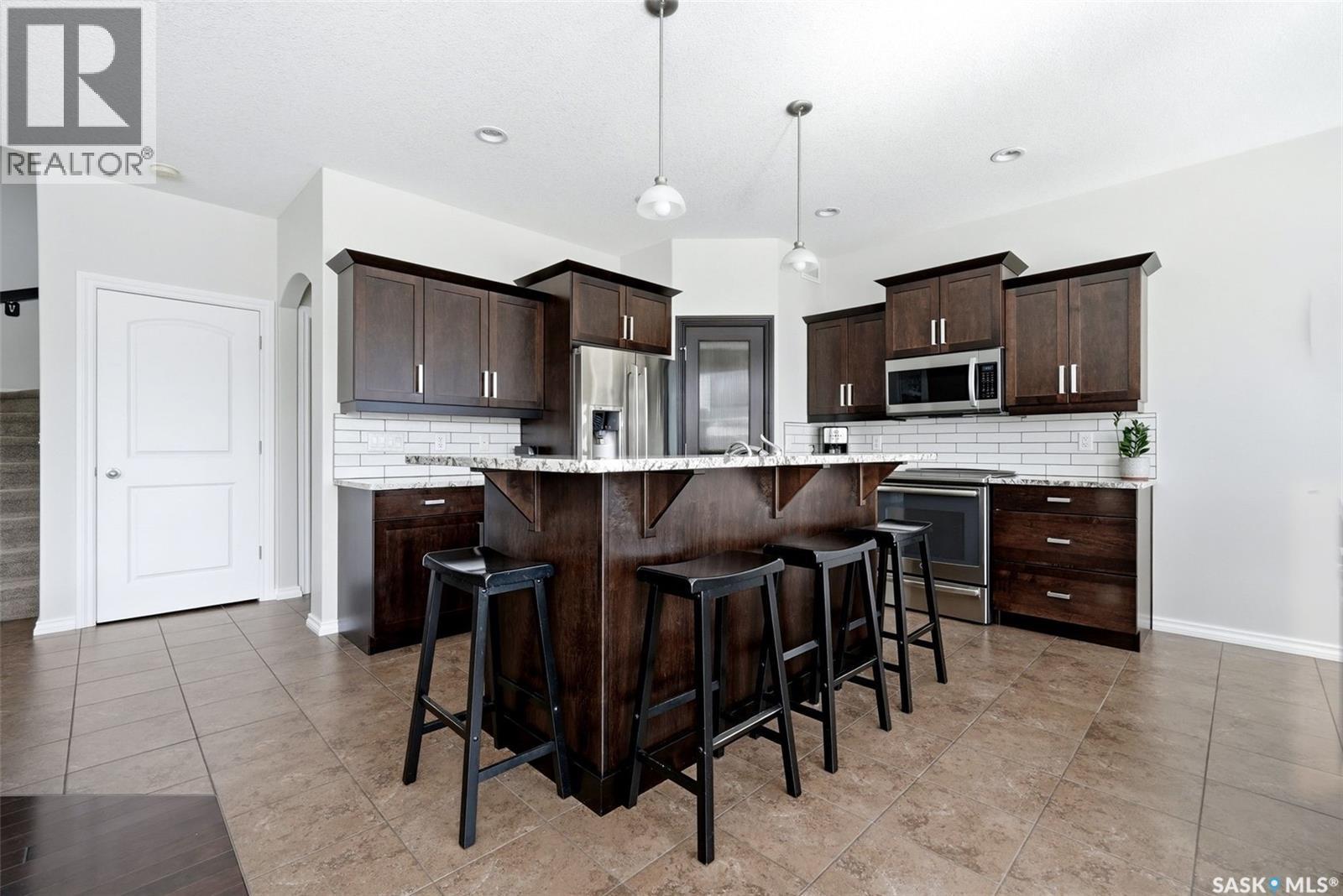 141 Oxbow Crescent, Regina, SK - Indoor Photo Showing Kitchen With Upgraded Kitchen