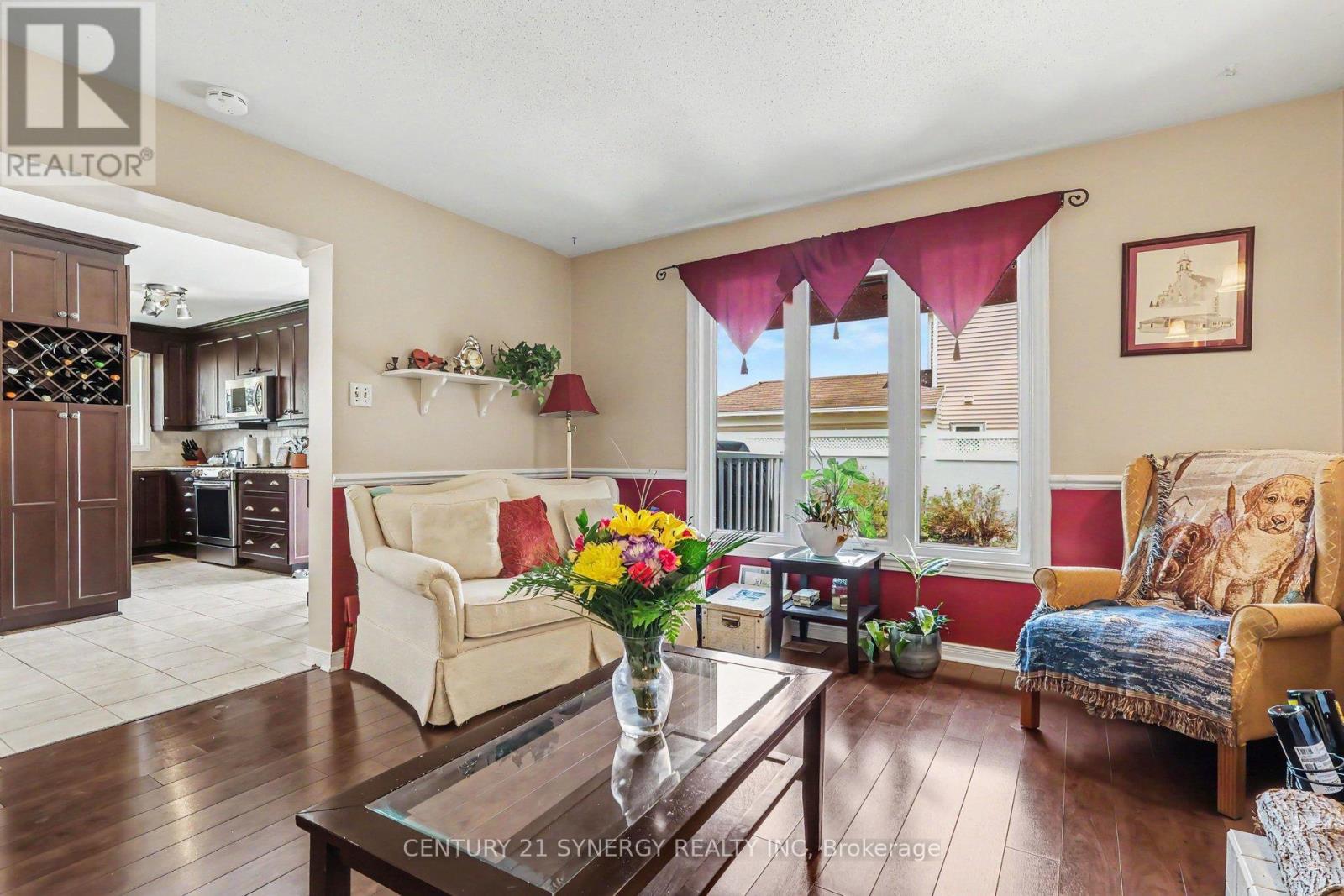 277 Mceachern Crescent, Ottawa, ON - Indoor Photo Showing Living Room