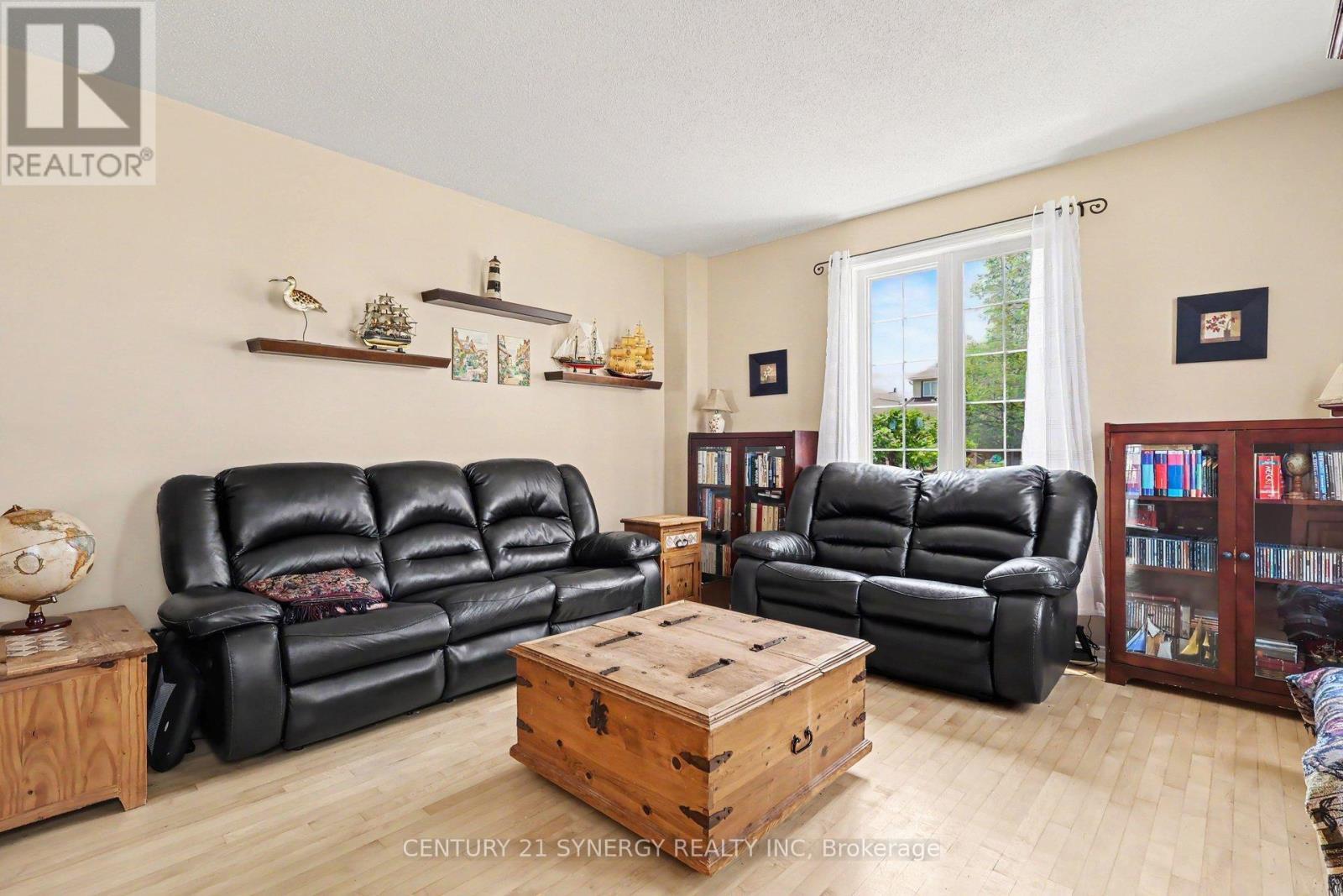 277 Mceachern Crescent, Ottawa, ON - Indoor Photo Showing Living Room