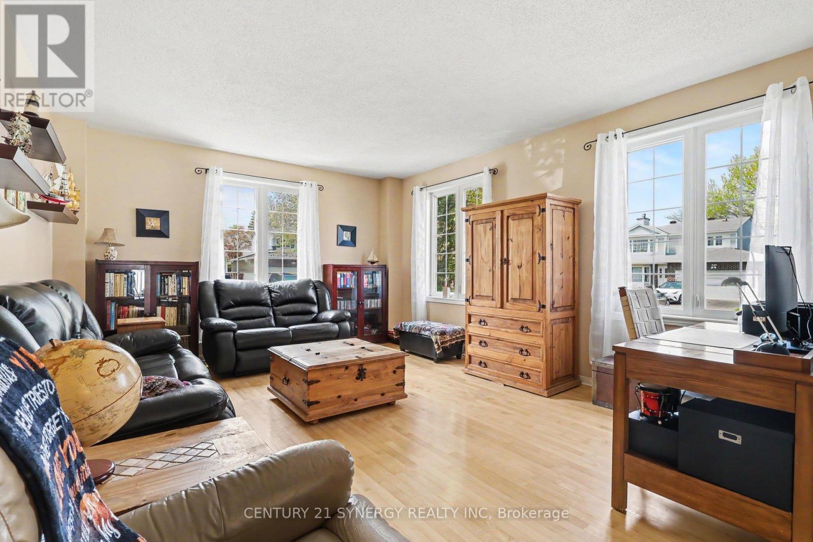 277 Mceachern Crescent, Ottawa, ON - Indoor Photo Showing Living Room