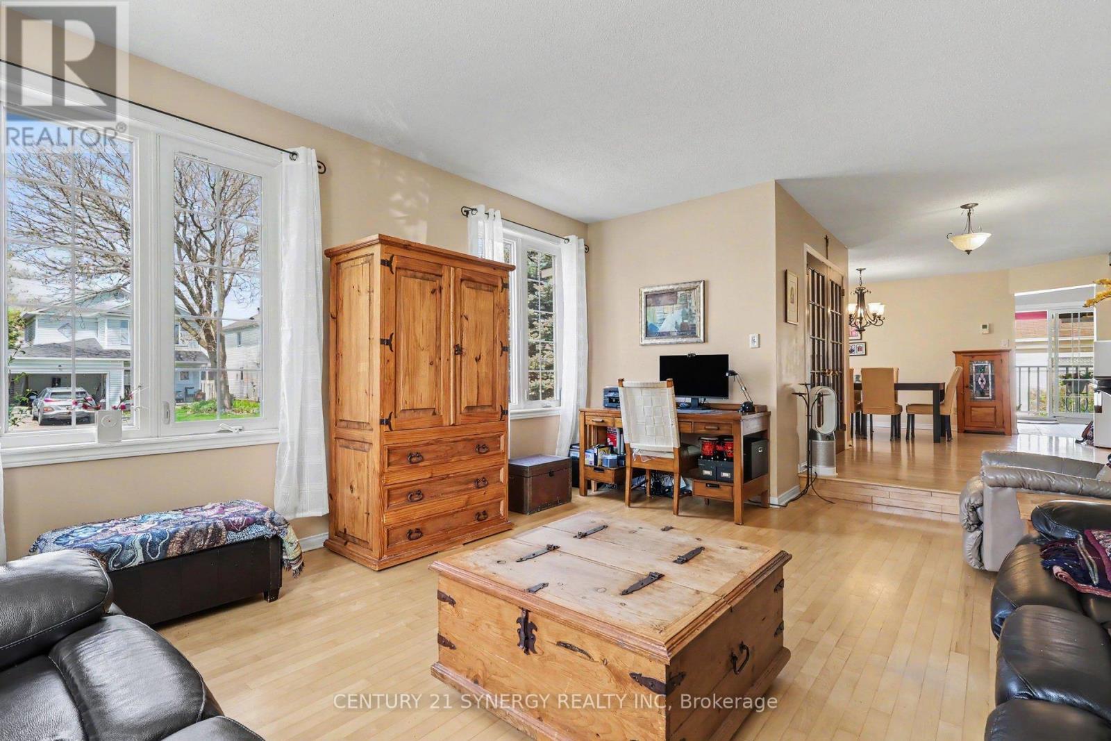 277 Mceachern Crescent, Ottawa, ON - Indoor Photo Showing Living Room