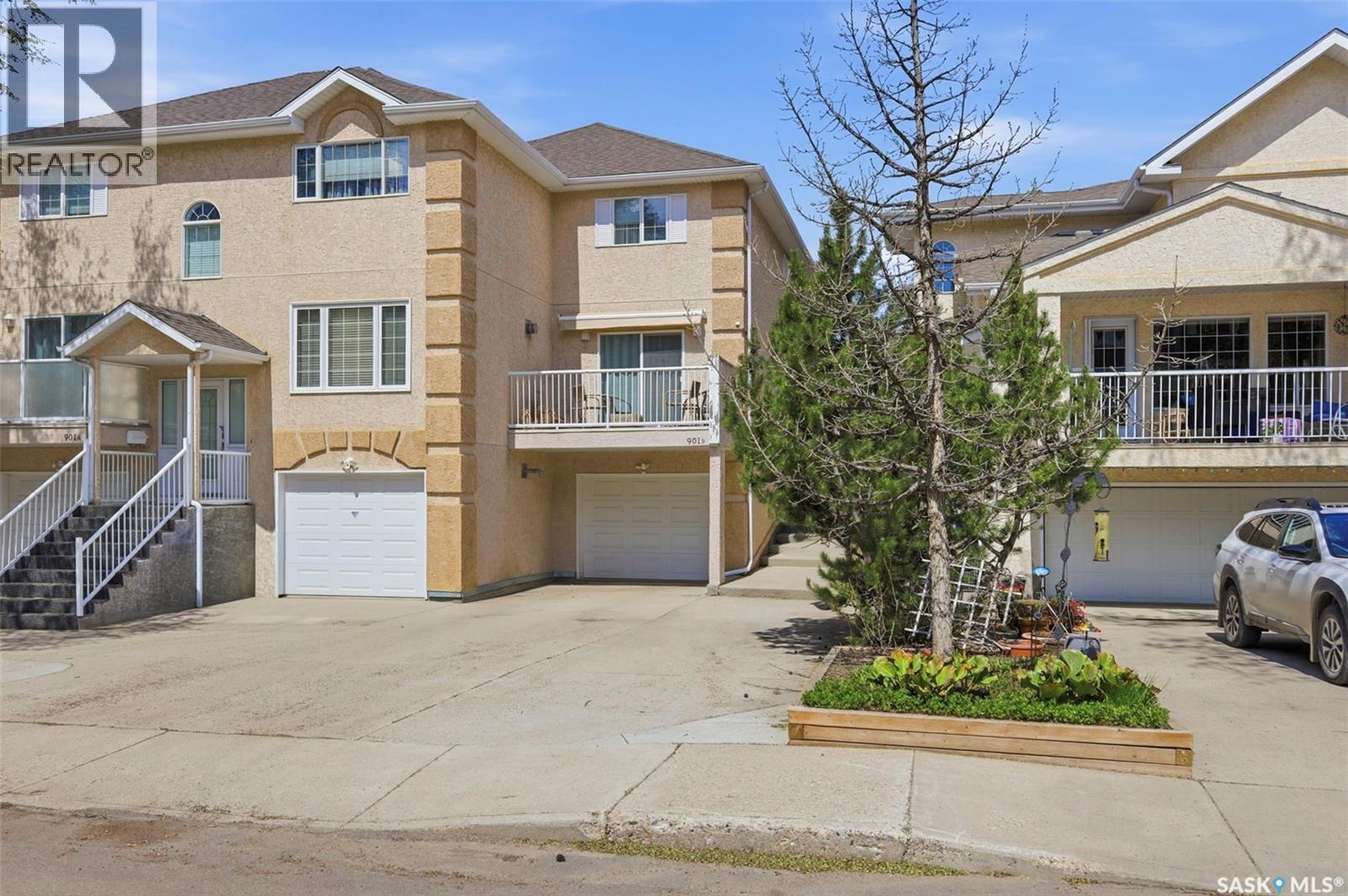 901 9Th Street E, Saskatoon, SK - Outdoor With Balcony