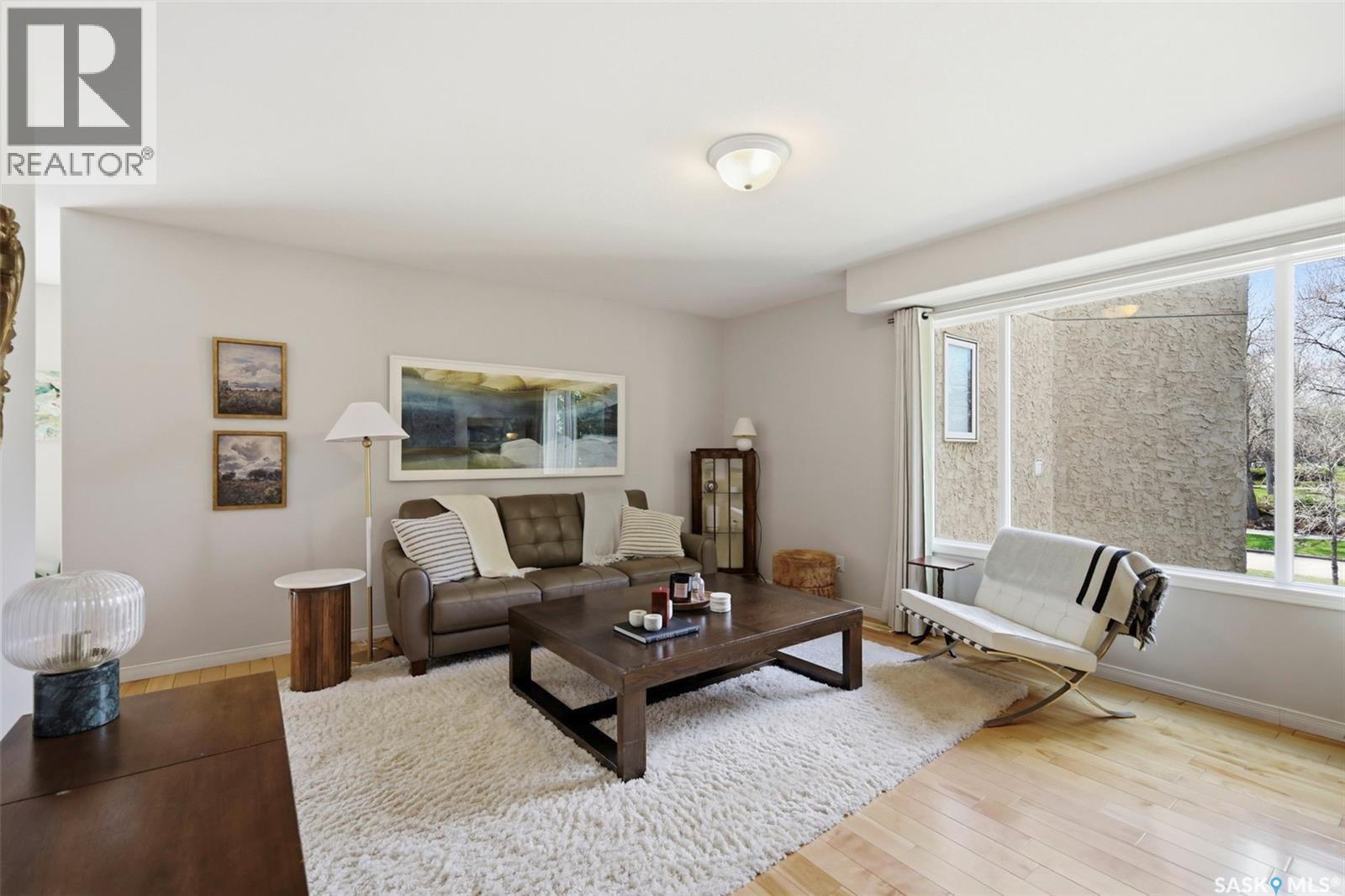901 9Th Street E, Saskatoon, SK - Indoor Photo Showing Living Room