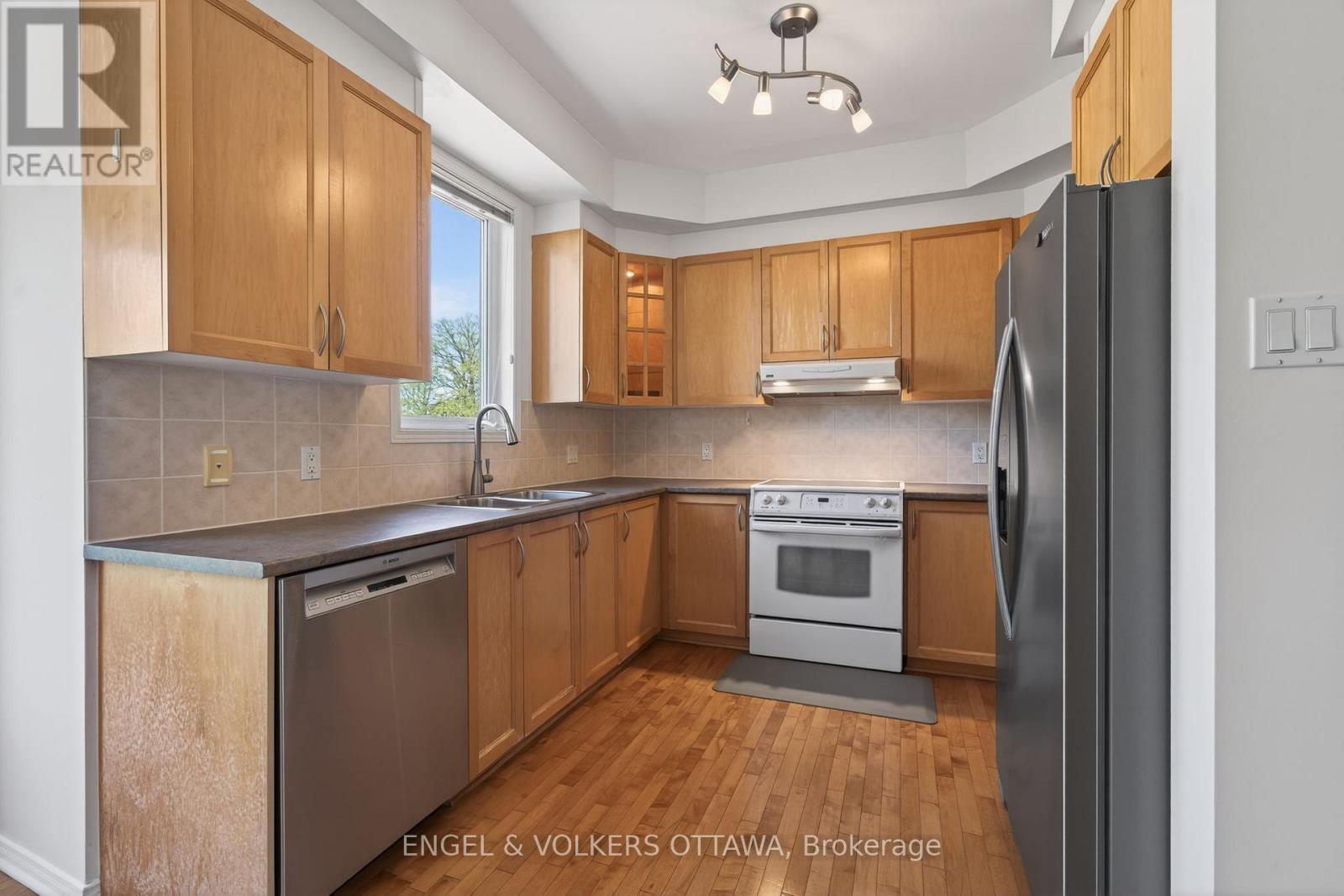 27 Briarway Private, Ottawa, ON - Indoor Photo Showing Kitchen With Double Sink