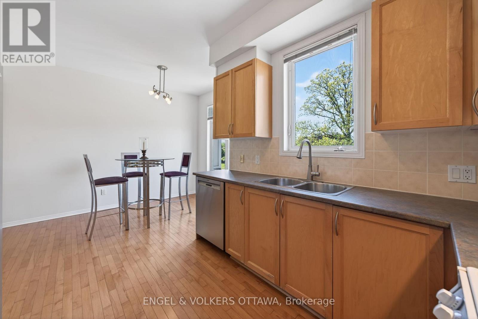 27 Briarway Private, Ottawa, ON - Indoor Photo Showing Kitchen With Double Sink
