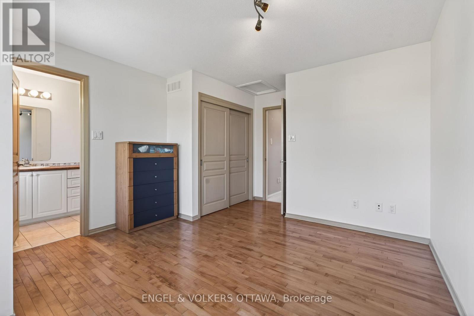 2nd Bedroom with 4 pc ensuite - 27 Briarway Private, Ottawa, ON - Indoor Photo Showing Other Room