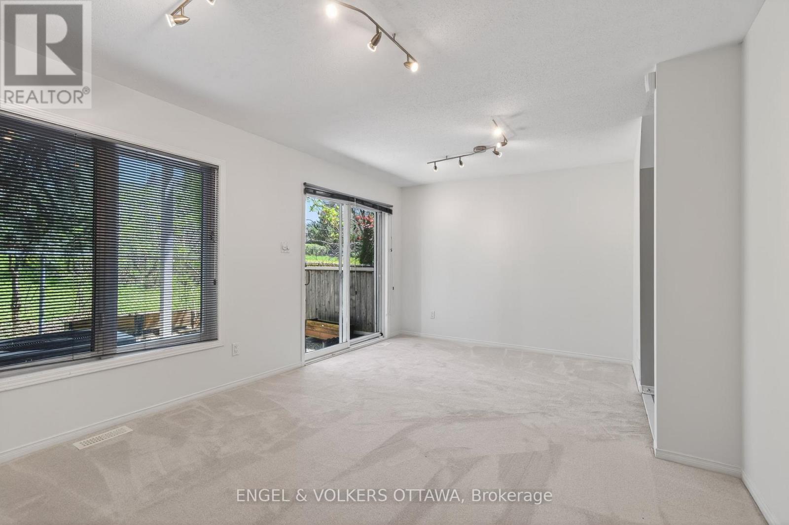 27 Briarway Private, Ottawa, ON - Indoor Photo Showing Other Room
