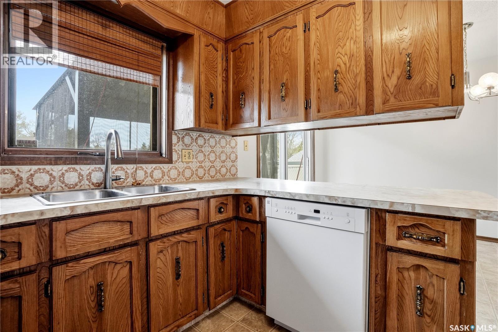 43 Springstein Avenue, Regina, SK - Indoor Photo Showing Kitchen With Double Sink