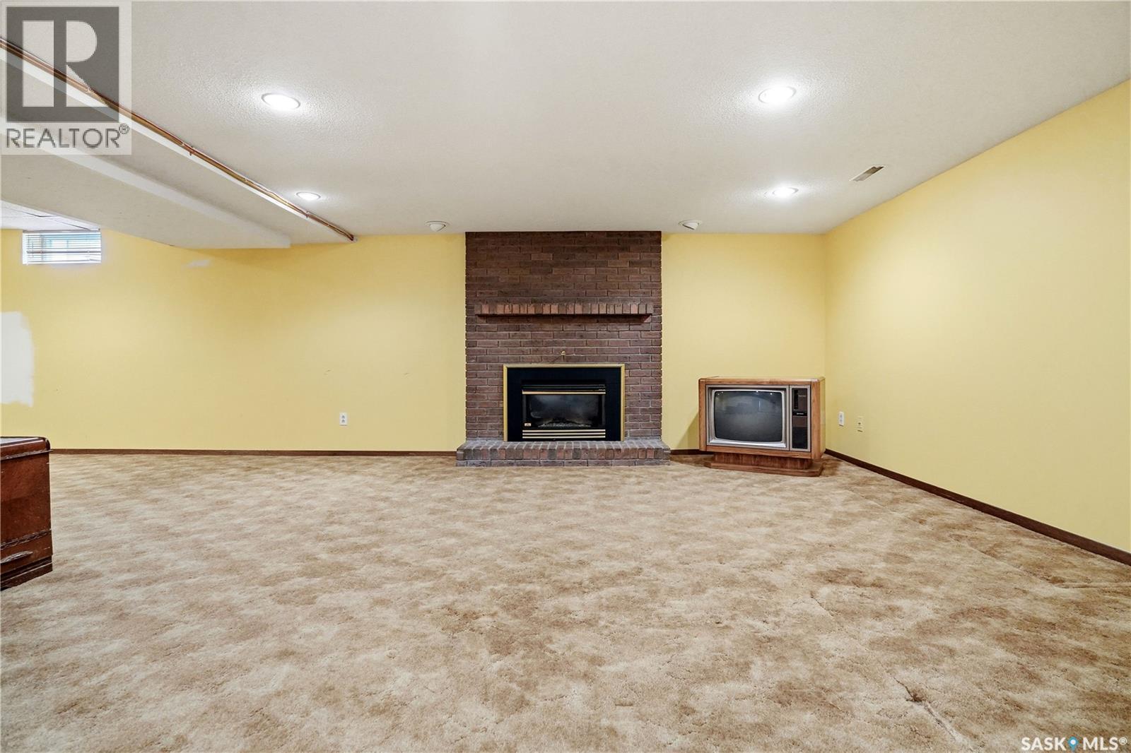 43 Springstein Avenue, Regina, SK - Indoor With Fireplace