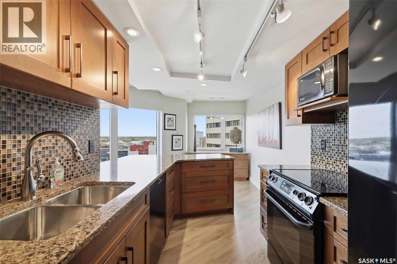 1670 424 Spadina Crescent E, Saskatoon, SK - Indoor Photo Showing Kitchen With Double Sink