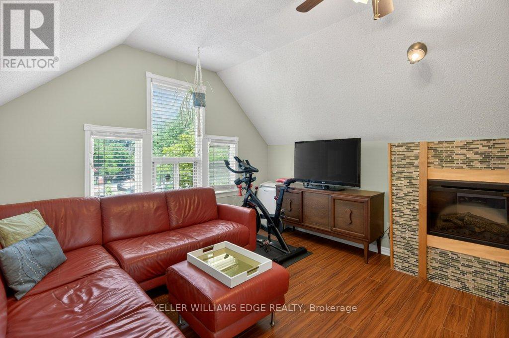 225 Prospect Street S, Hamilton, ON - Indoor Photo Showing Living Room With Fireplace