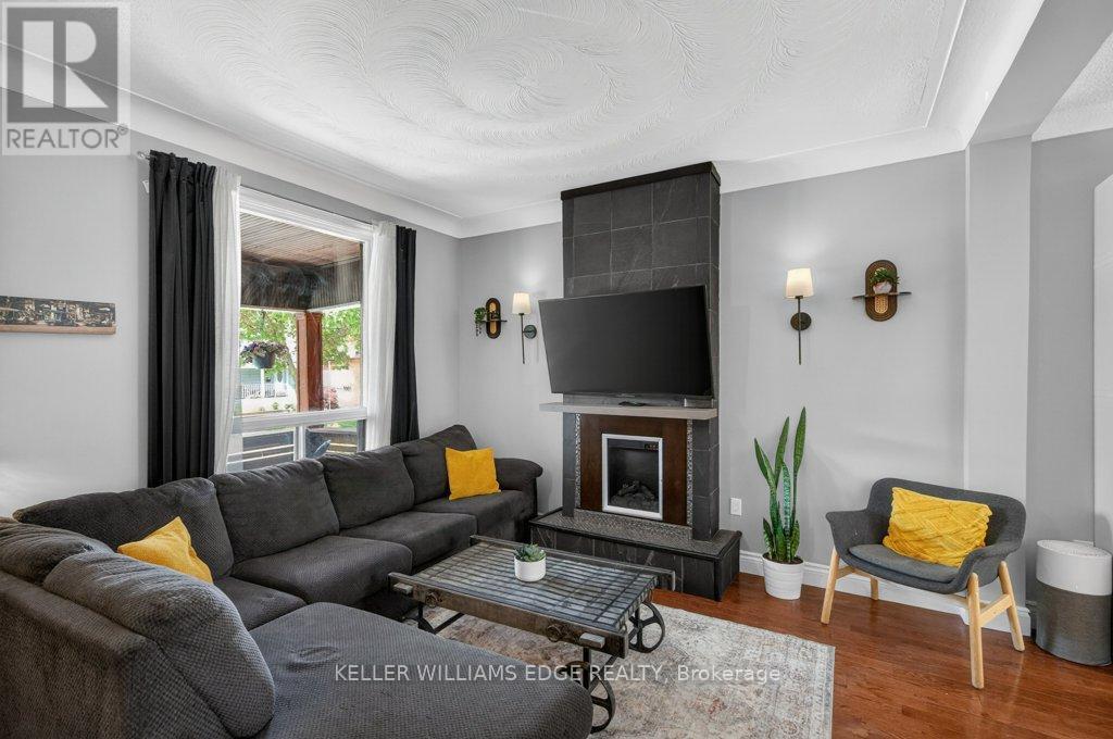 225 Prospect Street S, Hamilton, ON - Indoor Photo Showing Living Room With Fireplace