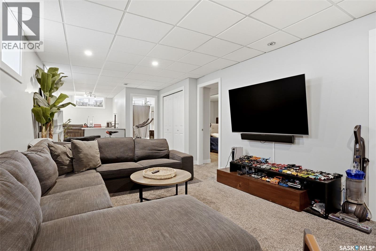 3410 Mccallum Avenue, Regina, SK - Indoor Photo Showing Living Room