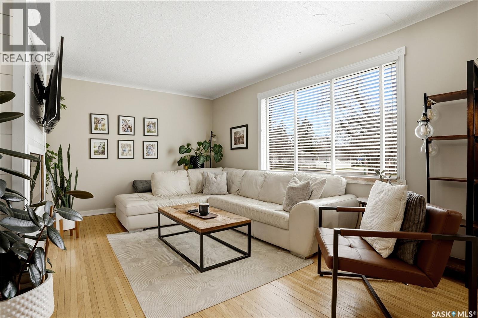 3410 Mccallum Avenue, Regina, SK - Indoor Photo Showing Living Room