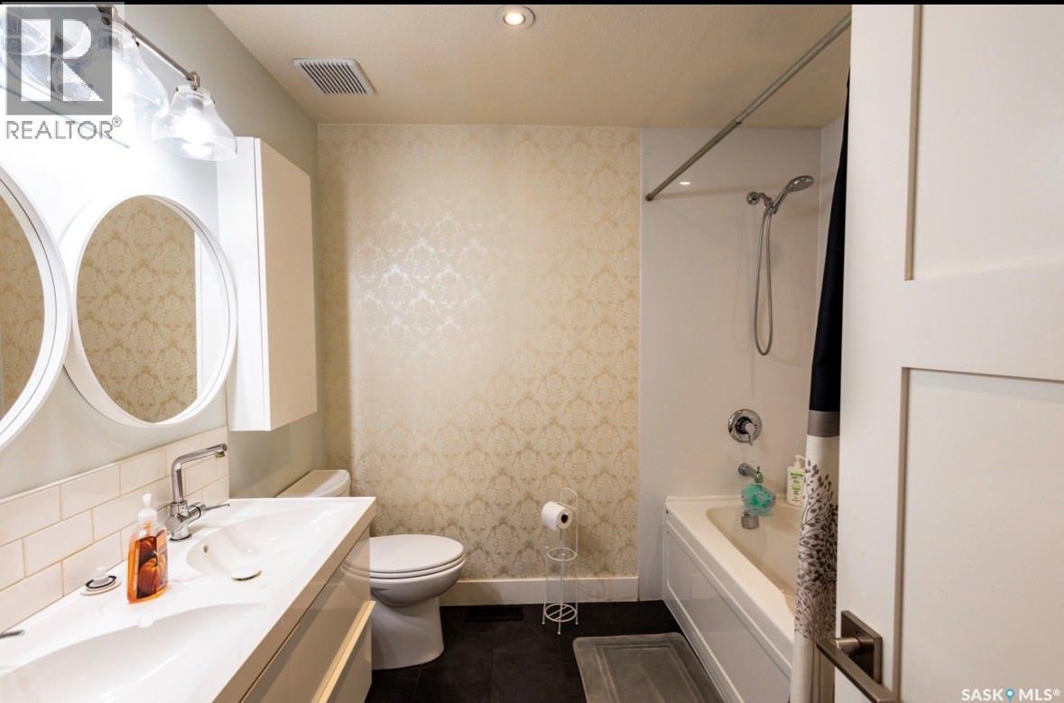2258 Newis Bay E, Regina, SK - Indoor Photo Showing Bathroom