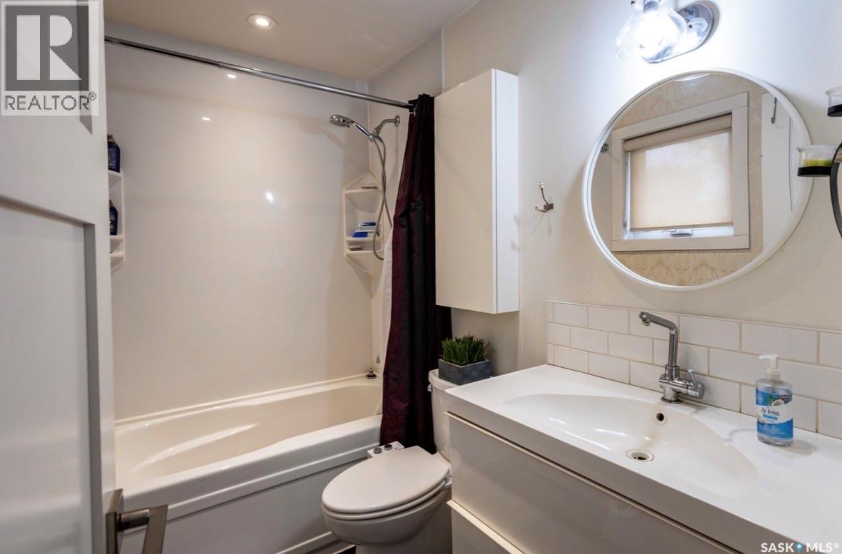 2258 Newis Bay E, Regina, SK - Indoor Photo Showing Bathroom