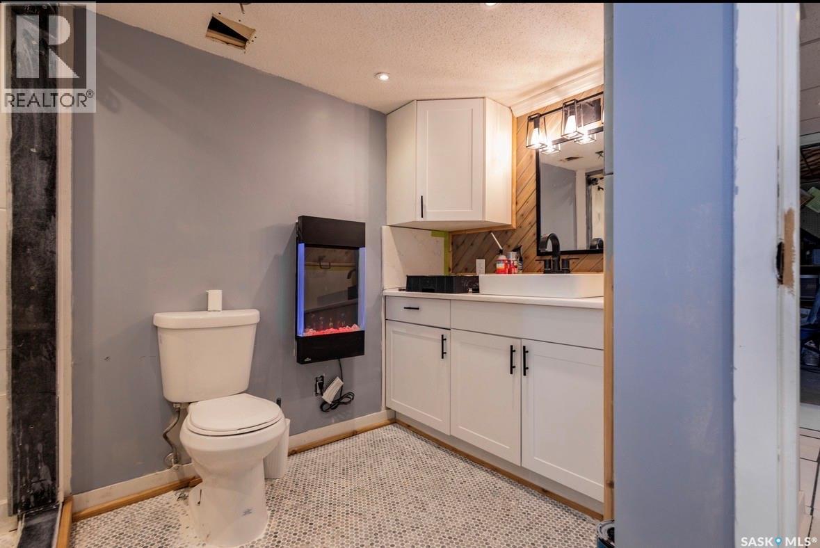 2258 Newis Bay E, Regina, SK - Indoor Photo Showing Bathroom