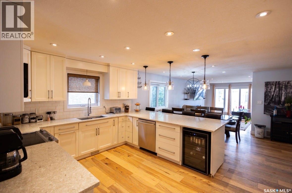 2258 Newis Bay E, Regina, SK - Indoor Photo Showing Kitchen With Double Sink