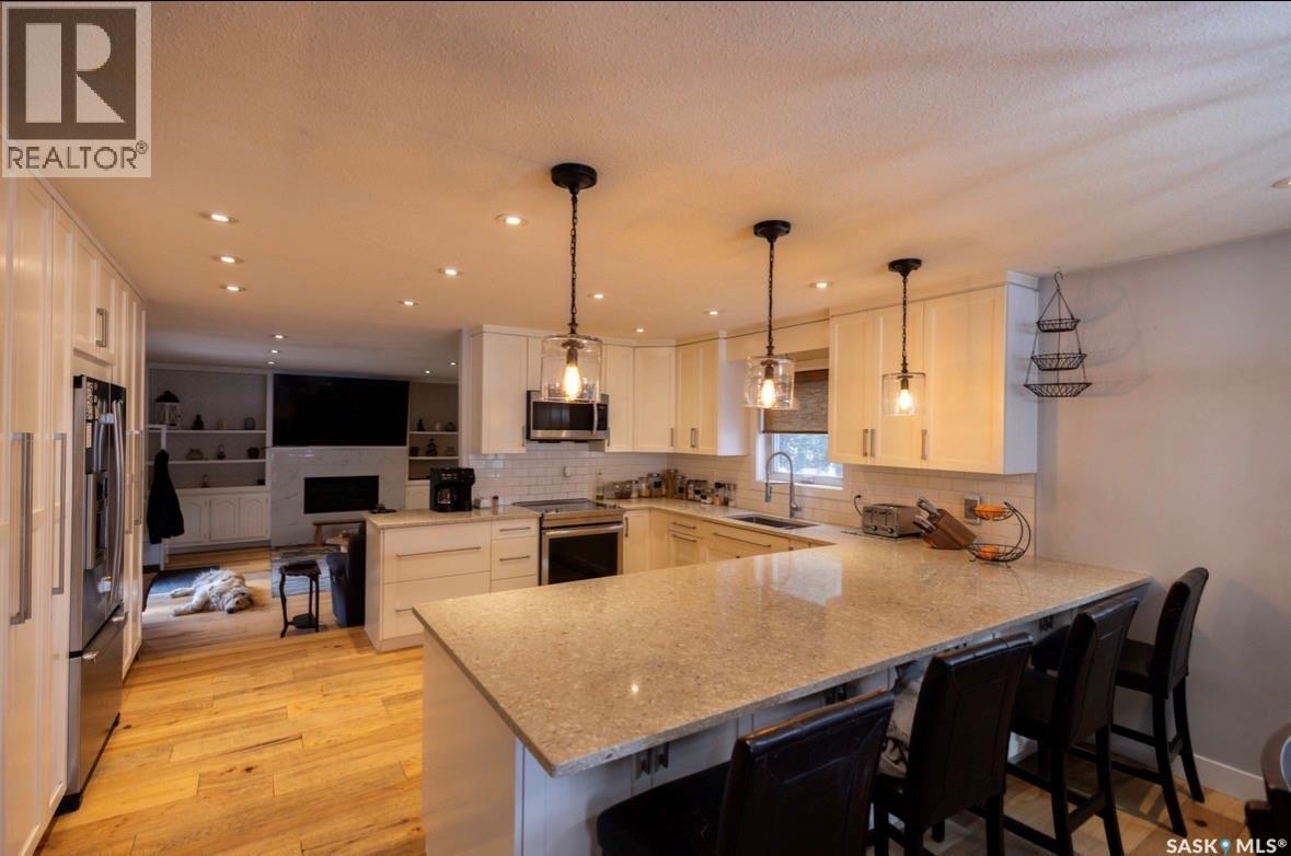 2258 Newis Bay E, Regina, SK - Indoor Photo Showing Kitchen With Upgraded Kitchen