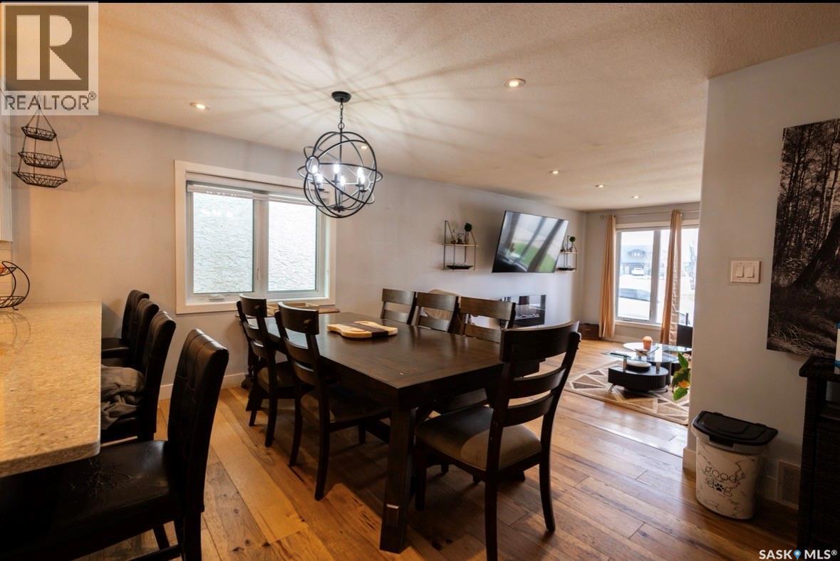 2258 Newis Bay E, Regina, SK - Indoor Photo Showing Dining Room