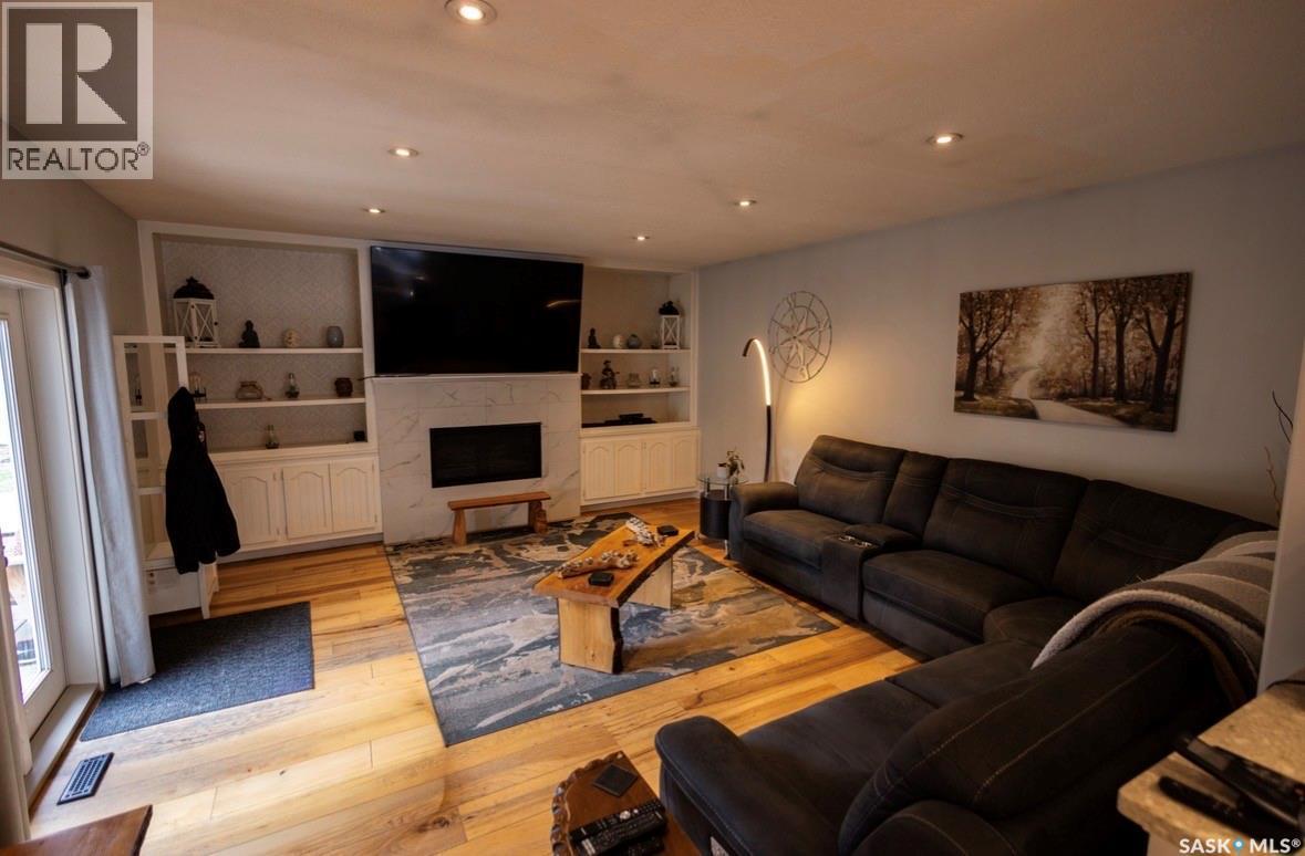 2258 Newis Bay E, Regina, SK - Indoor Photo Showing Living Room