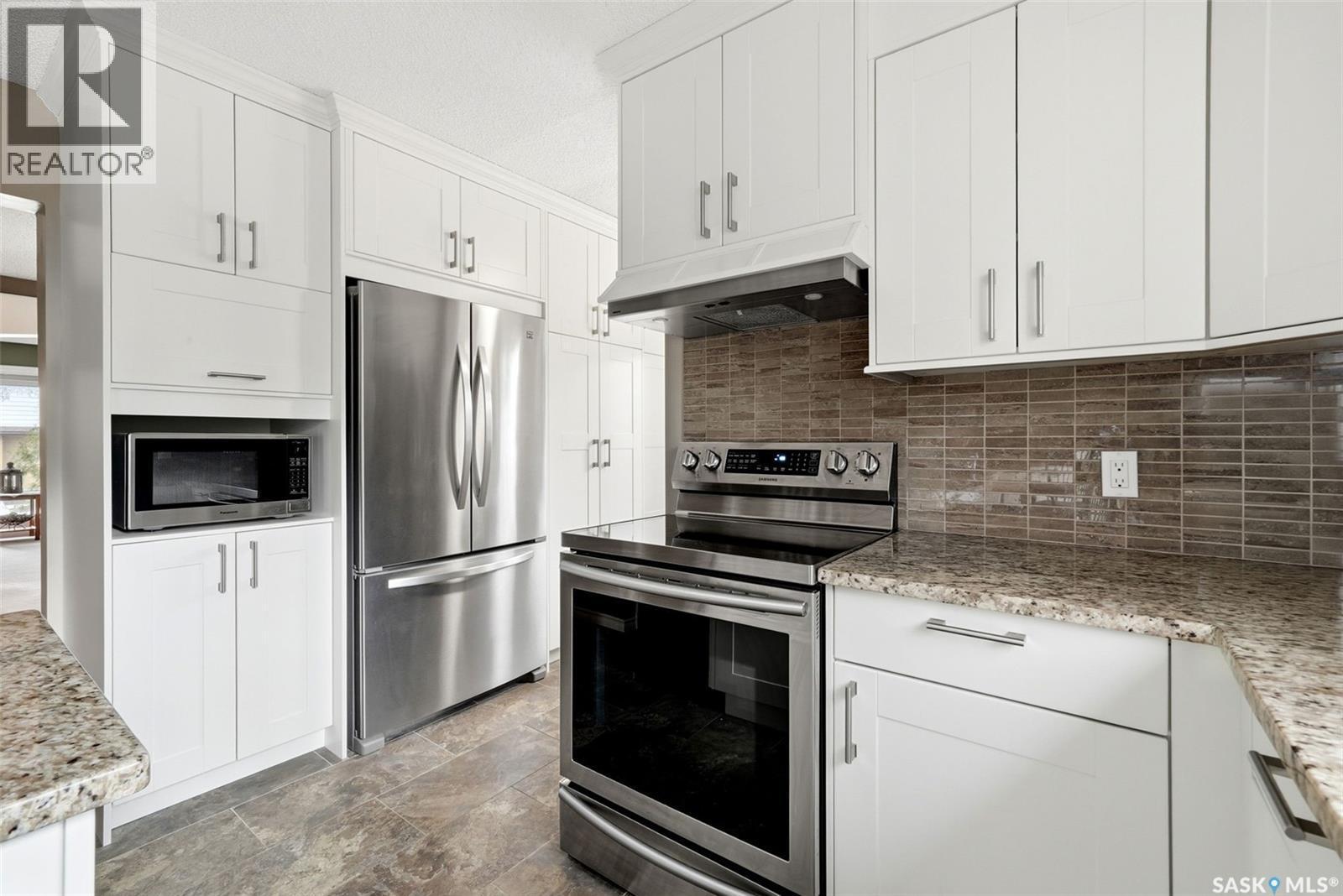 7 Cowie Road, Regina, SK - Indoor Photo Showing Kitchen With Stainless Steel Kitchen With Upgraded Kitchen