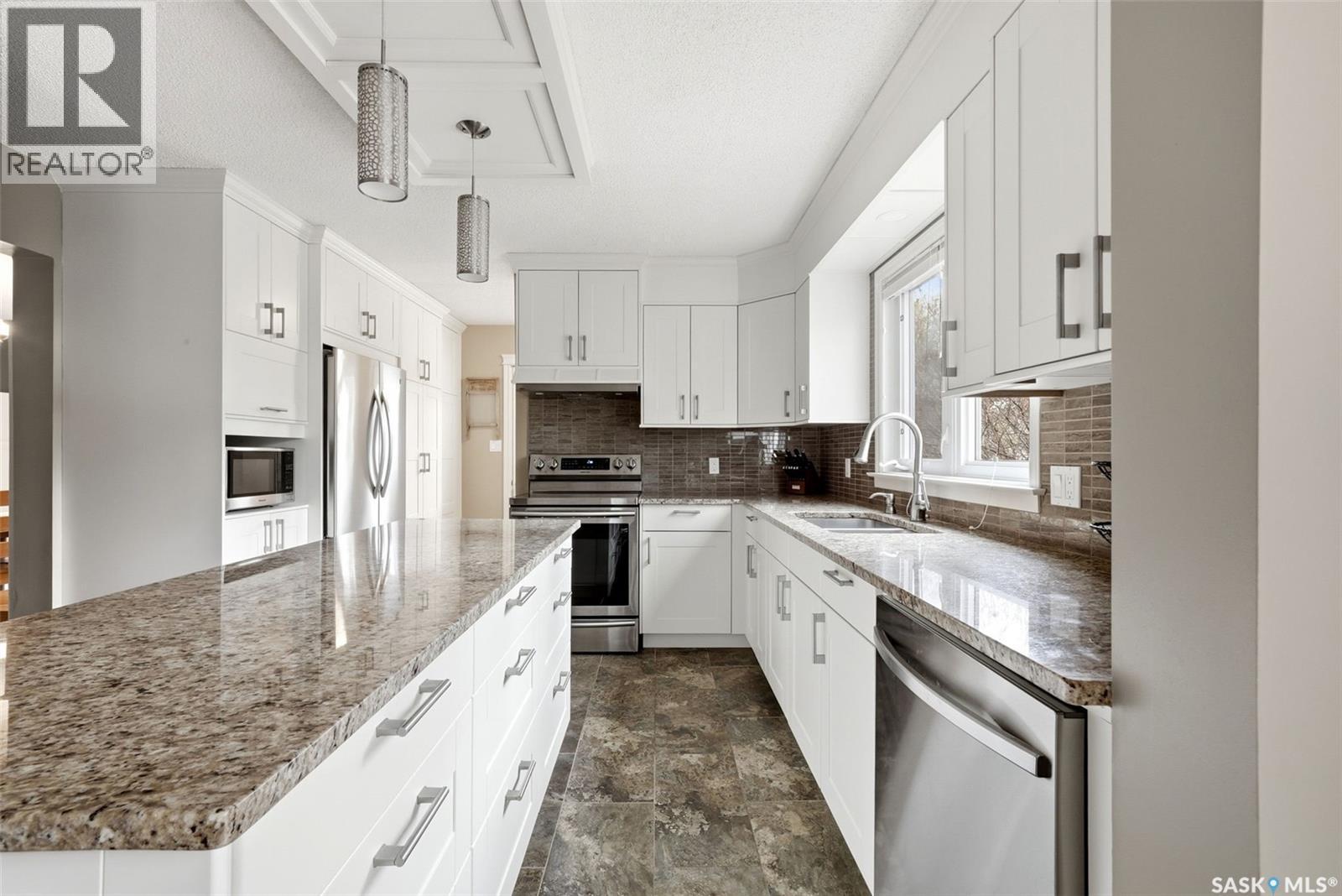 7 Cowie Road, Regina, SK - Indoor Photo Showing Kitchen With Double Sink With Upgraded Kitchen