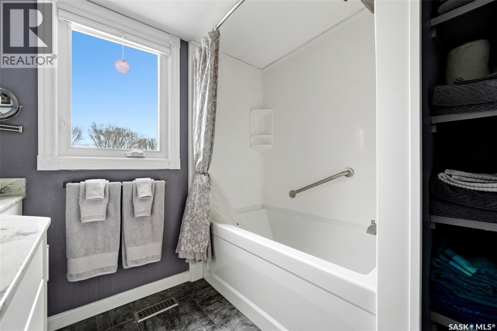 35 Spruceview Road, Regina, SK - Indoor Photo Showing Bathroom