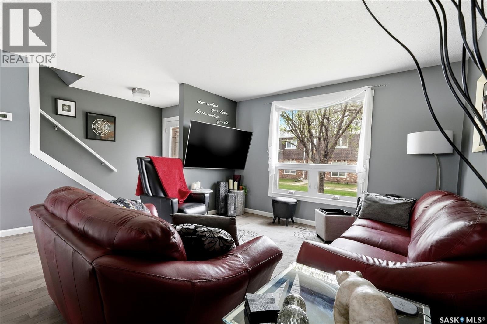 35 Spruceview Road, Regina, SK - Indoor Photo Showing Living Room