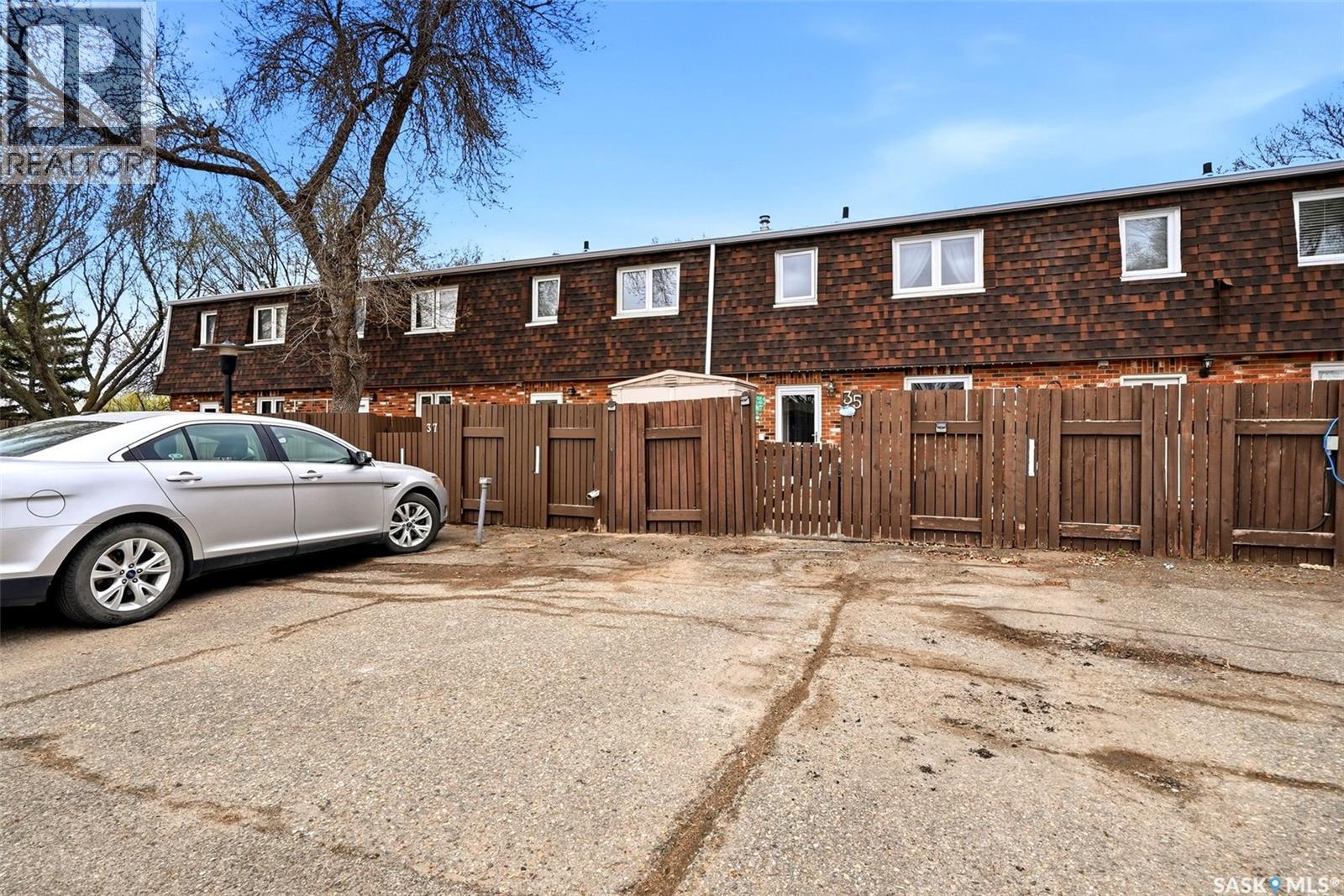 35 Spruceview Road, Regina, SK - Outdoor
