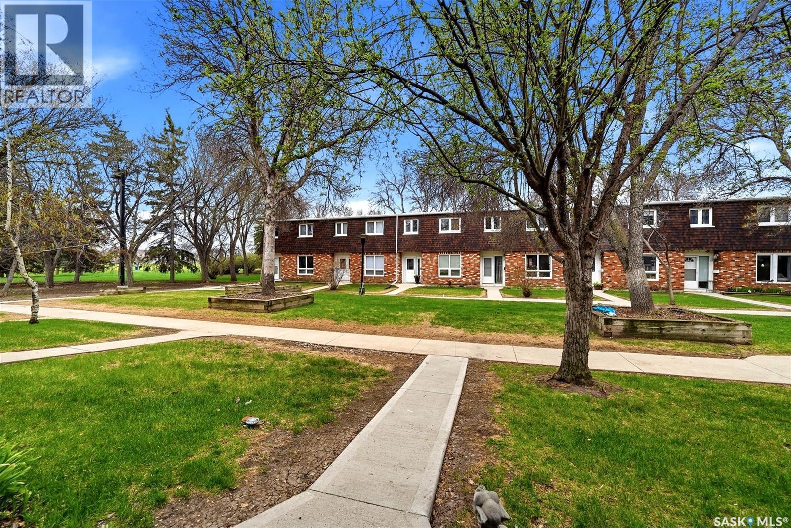 35 Spruceview Road, Regina, SK - Outdoor