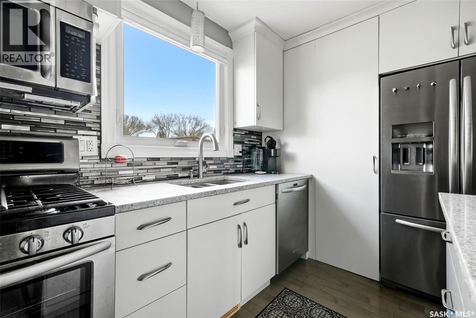 35 Spruceview Road, Regina, SK - Indoor Photo Showing Kitchen With Double Sink