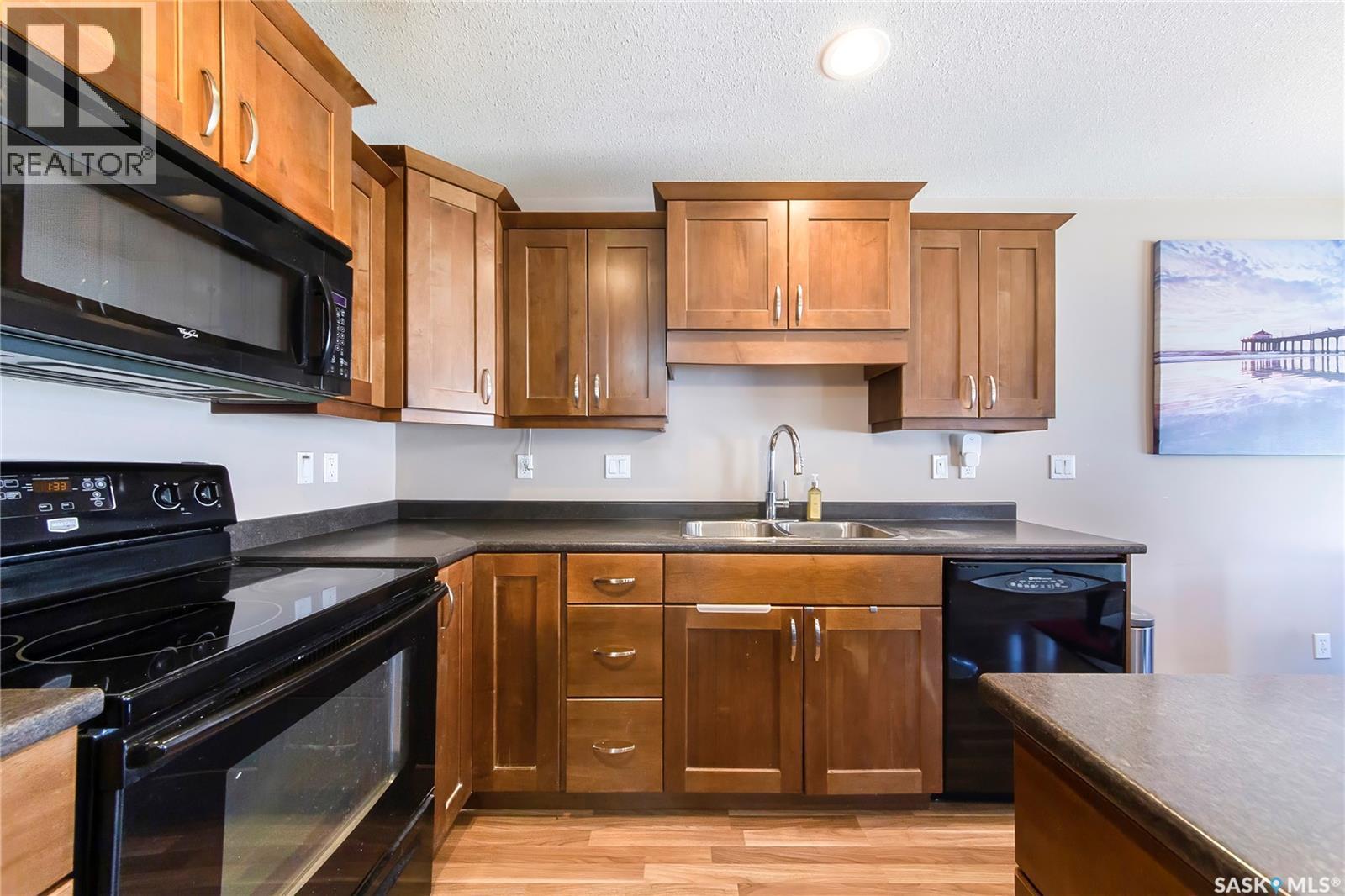 2 547 East Hampton Boulevard, Saskatoon, SK - Indoor Photo Showing Kitchen With Double Sink