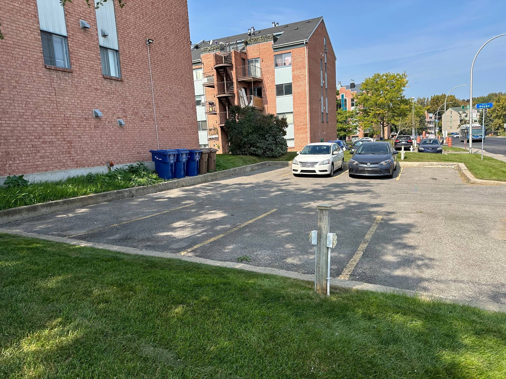 Parking - 6-636 Av. Ampère, Laval (Laval-Des-Rapides), QC - Outdoor